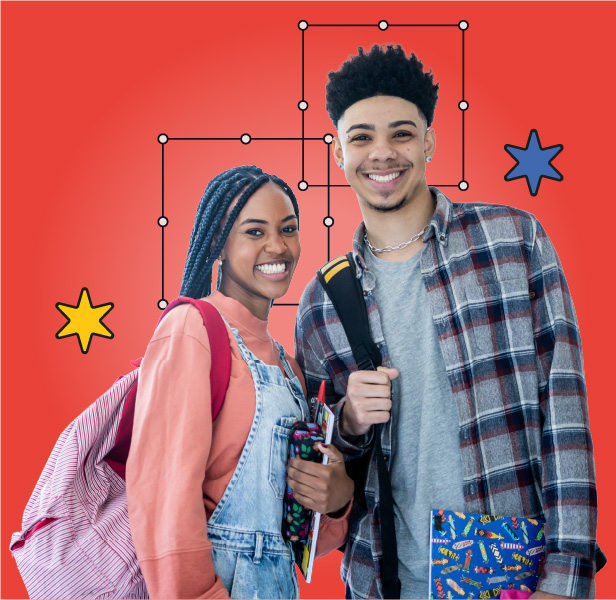 Foto de jovens estudantes, uma moça negra e um rapaz branco de mochilas nas costas