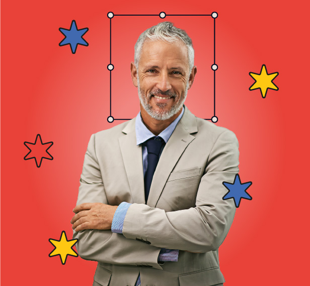 Foto de empresário de terno e gravata, braços cruzados e sorrindo