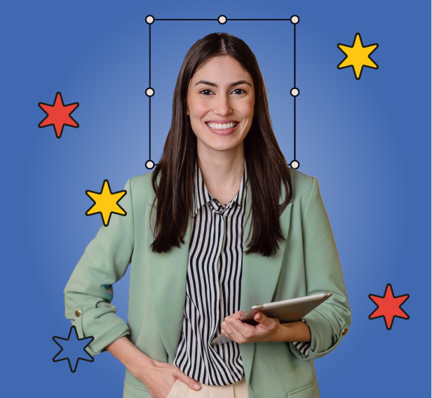 Foto de recrutadora sorrindo e segurando um tablet